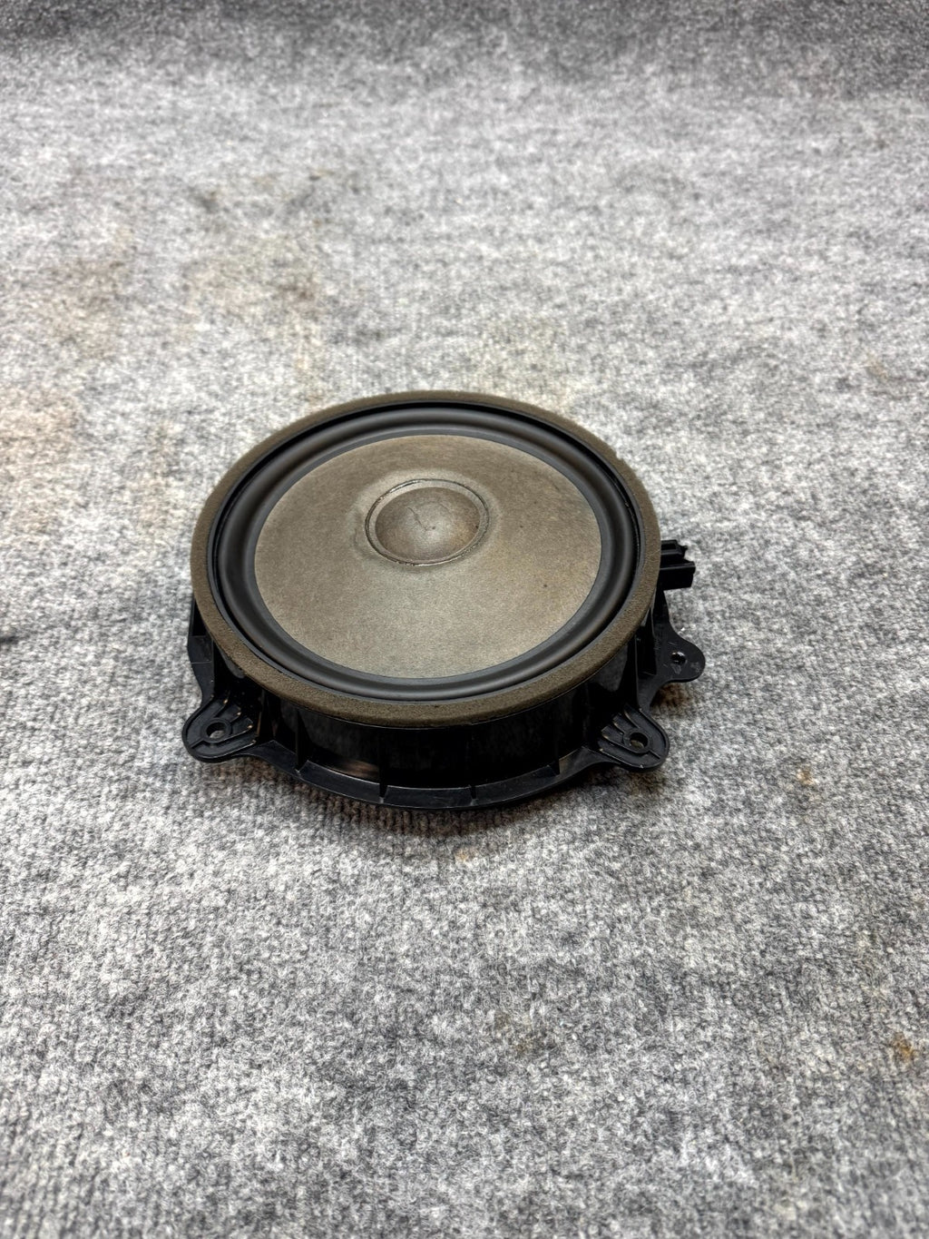 2020 - 2024 TESLA MODEL Y FRONT LEFT / RIGHT SIDE DOOR SPEAKER OEM, 1079744-00-E
