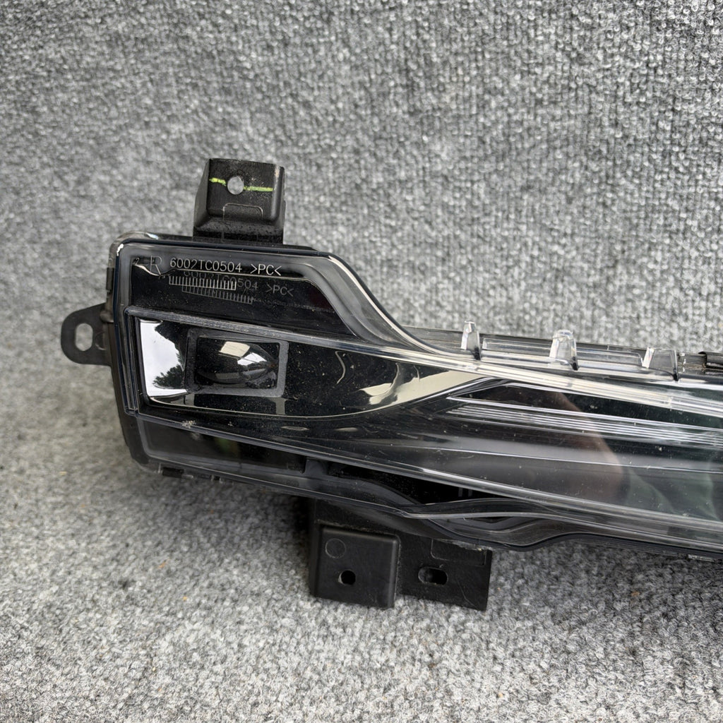 20-24 Tesla Model 3-Y Front Right Foglamp Turn Signal LED 1077391-00-F