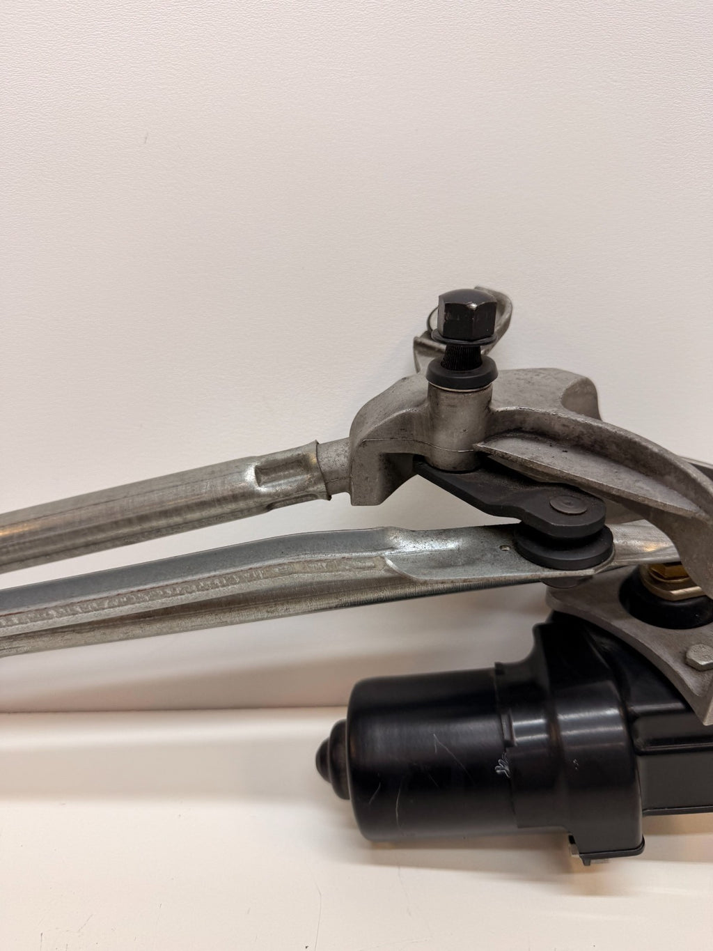 2012-20 TESLA MODEL S WINDSHIELD WIPER TRANSMISSION LINKAGE & MOTOR 6005946-99-F