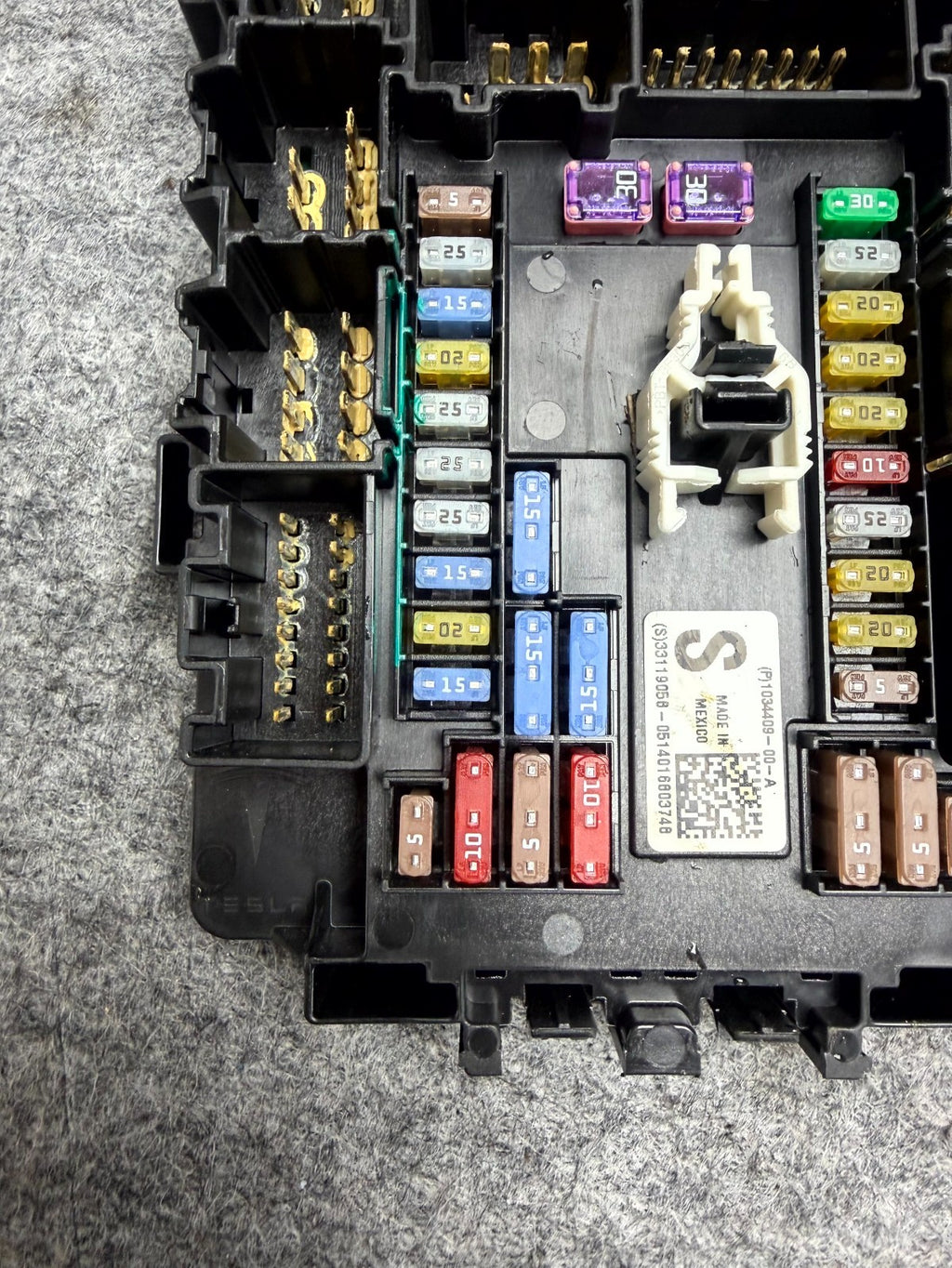 ♦️12-20 TESLA MODEL S RIGHT UNDER HOOD FUSE BOX RELAY JUNCTION OEM, 1034409-00-A