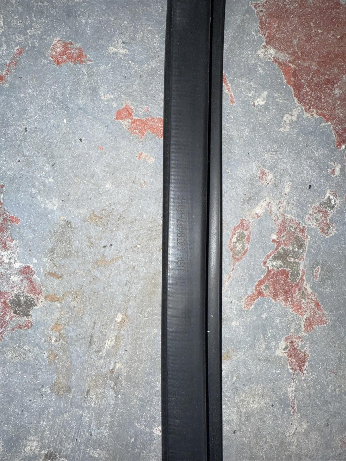 ♦️12-20 TESLA MODEL S REAR RIGHT PASSENGER SIDE DOOR TRIM SEAL OEM, 1038407-00-A