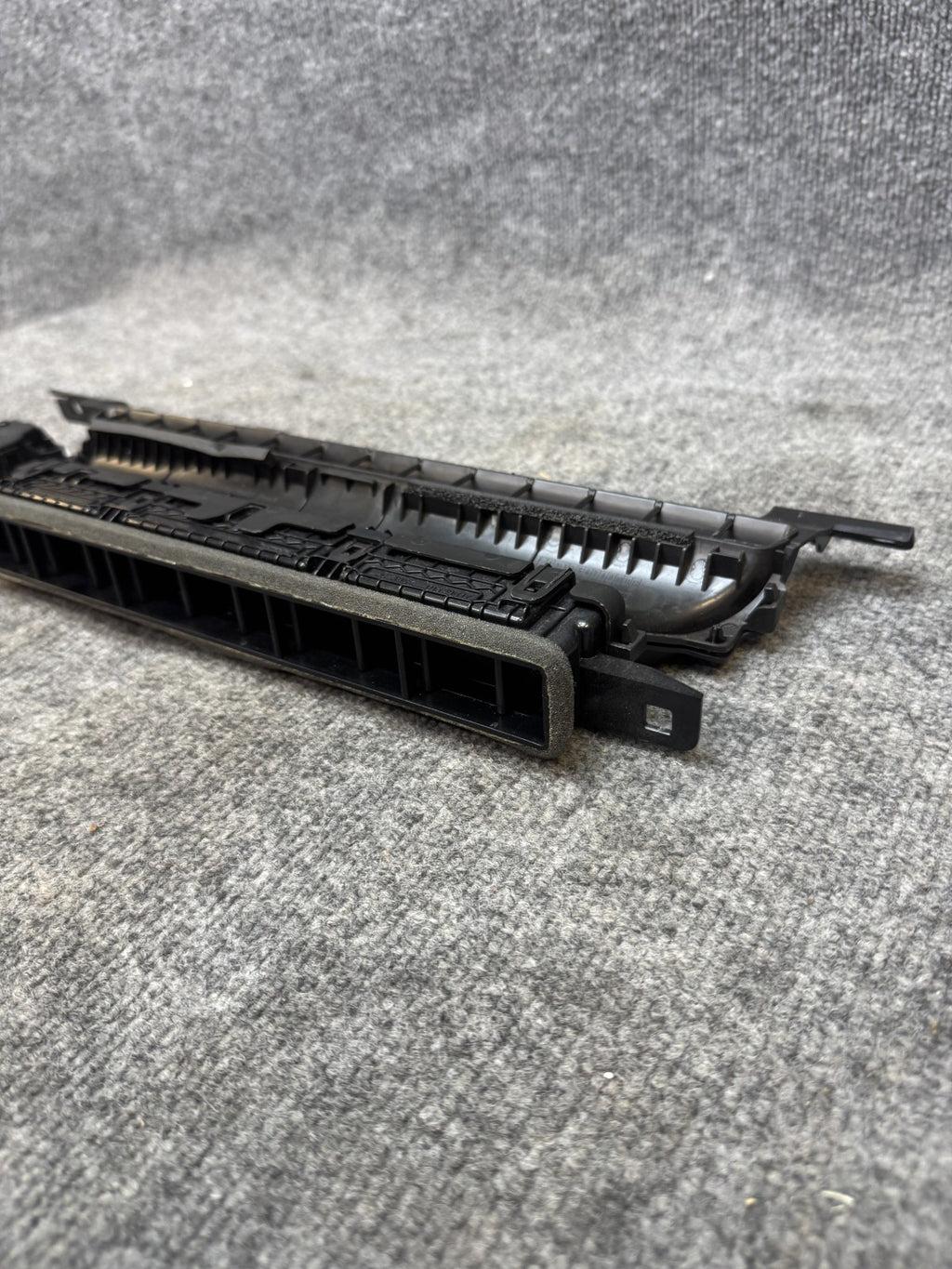 2017 – 2023 TESLA MODEL 3 LEFT DASH HEATER LOWER AIR VENT GRILLE OEM, 108332000F