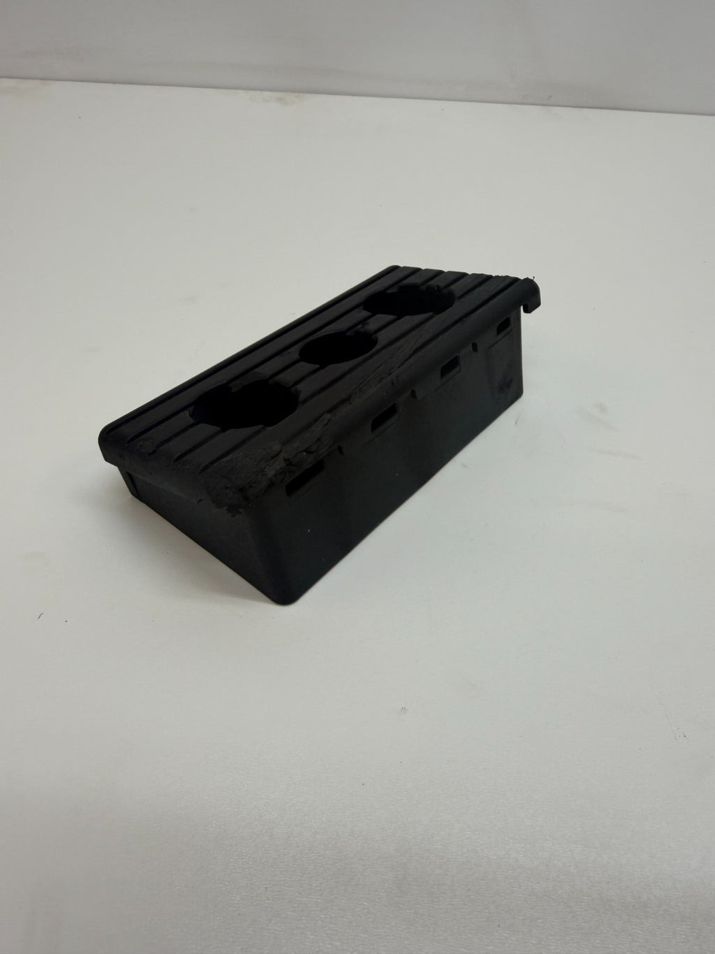 2012- 20 TESLA MODEL S ROCKER PANEL JACK PAD POINT LIFTING BRACKET 1009124-00-C