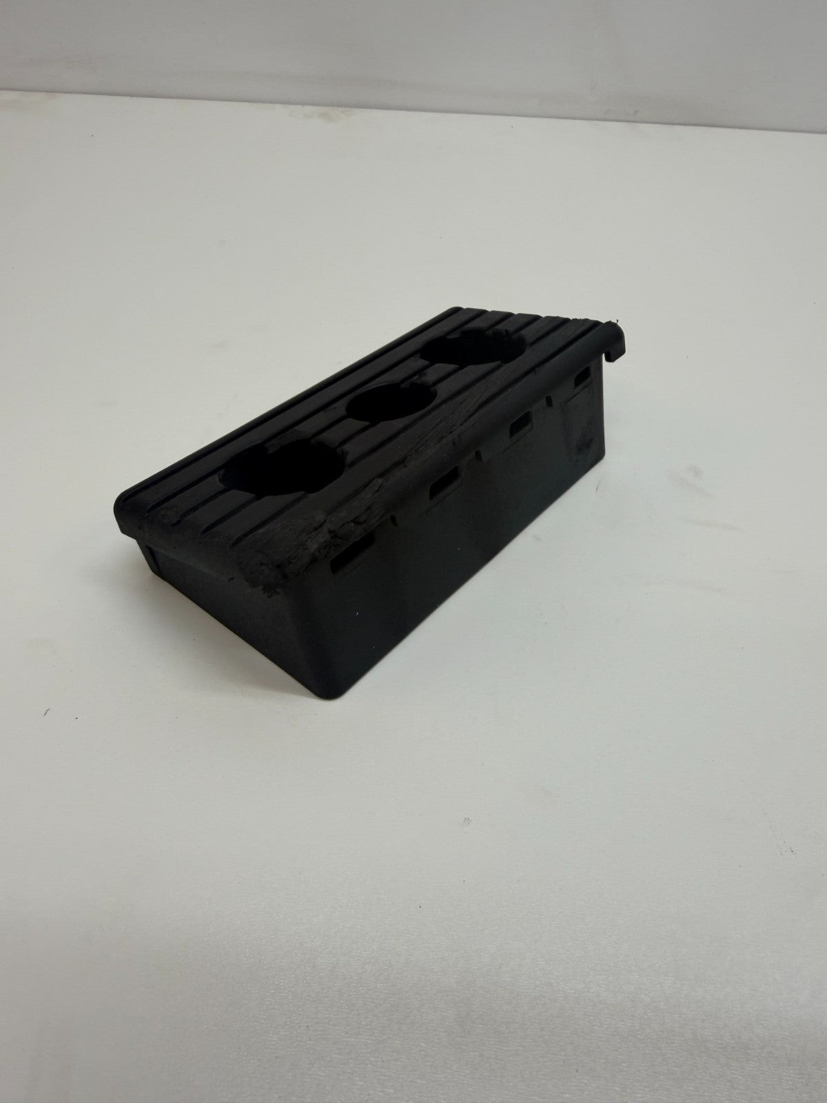 2012- 20 TESLA MODEL S ROCKER PANEL JACK PAD POINT LIFTING BRACKET 1009124-00-C