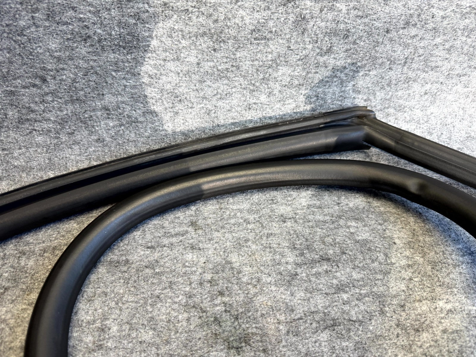♦️12-20 TESLA MODEL S FRONT LEFT DOOR WINDOW WEATHERSTRIP SEAL OEM, 1038405-00-A
