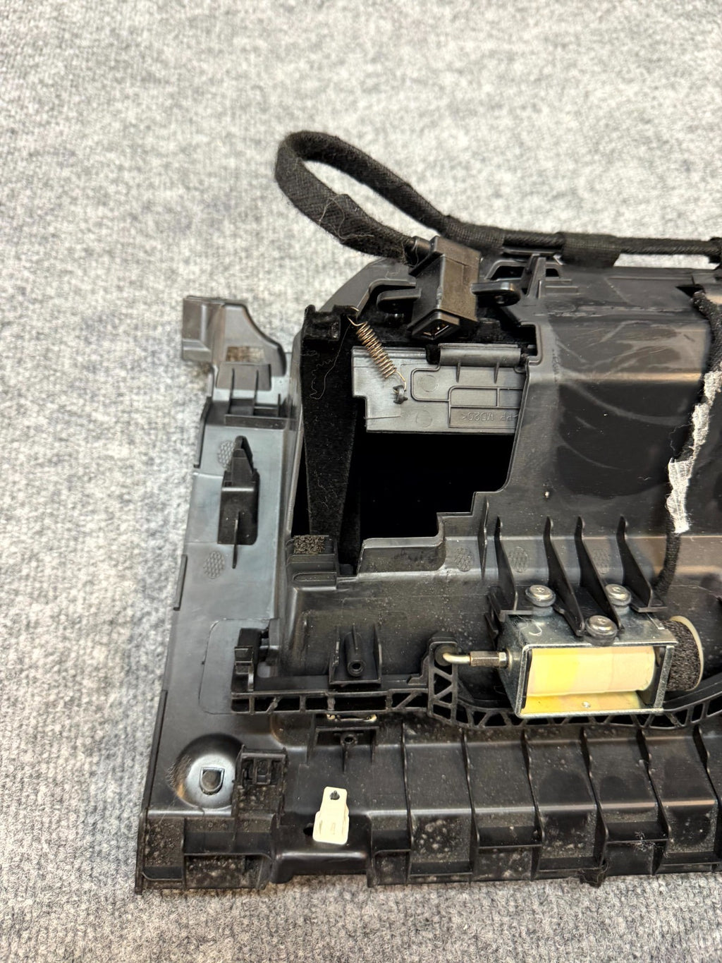 2020 - 2024 TESLA MODEL Y DASH GLOVE BOX COMPARTMENT STORAGE OEM, 1083331-00-A