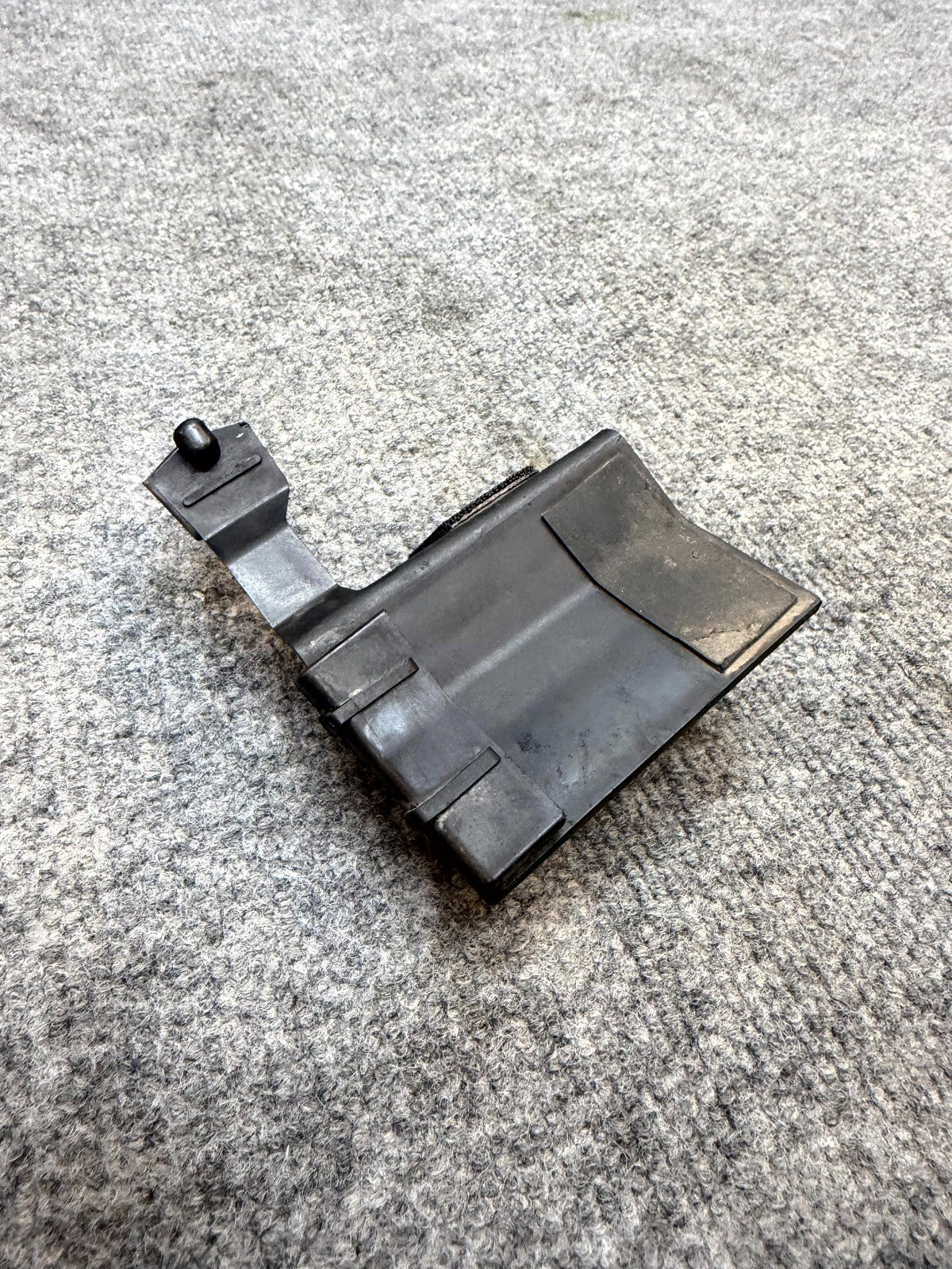2020-2024 TESLA MODEL Y LEFT SIDE ROCKER PANEL BRACKET CLIP OEM, 1555376-00-C