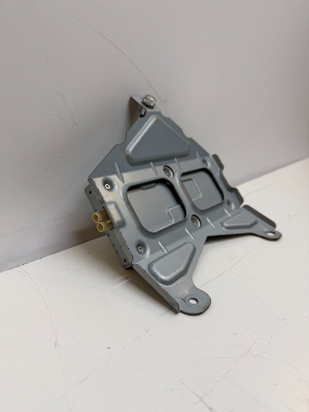 2020-2023 TESLA MODEL Y RADIO RECEIVER MODULE 1527974-00-D