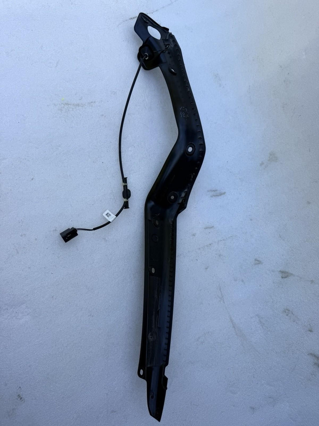 ♦️2016-2020 TESLA MODEL X REAR RIGHT DOOR PINCH SENSOR CARRIER OEM, 1041595-00-E