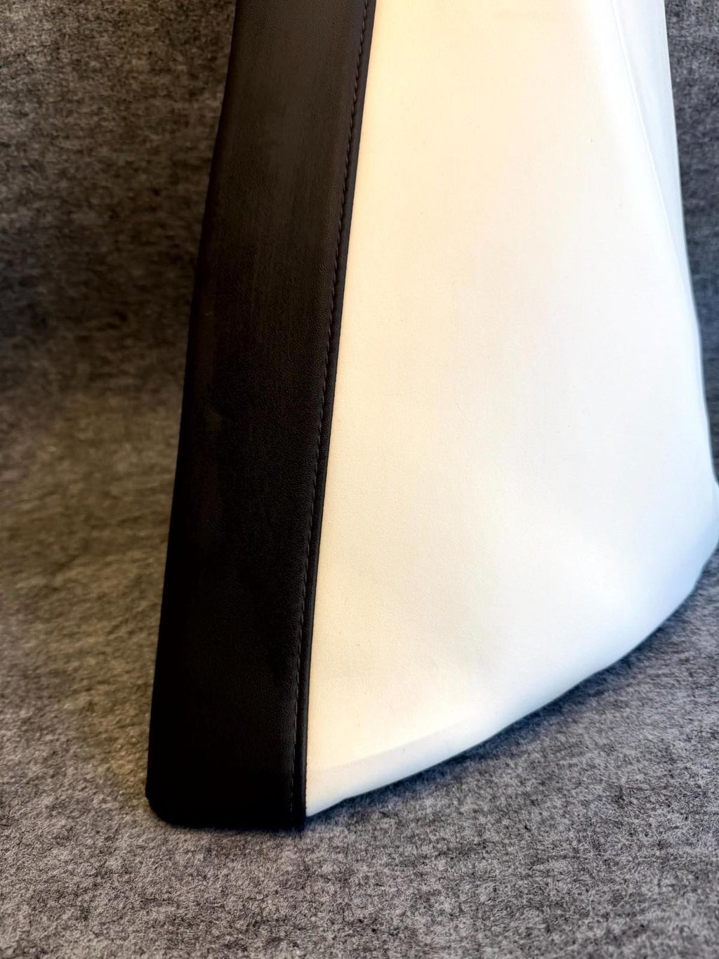 ♦️17-23 TESLA MODEL 3 REAR RIGHT 2ND ROW SEAT BOLSTER COVER OEM, 1096031-02-I
