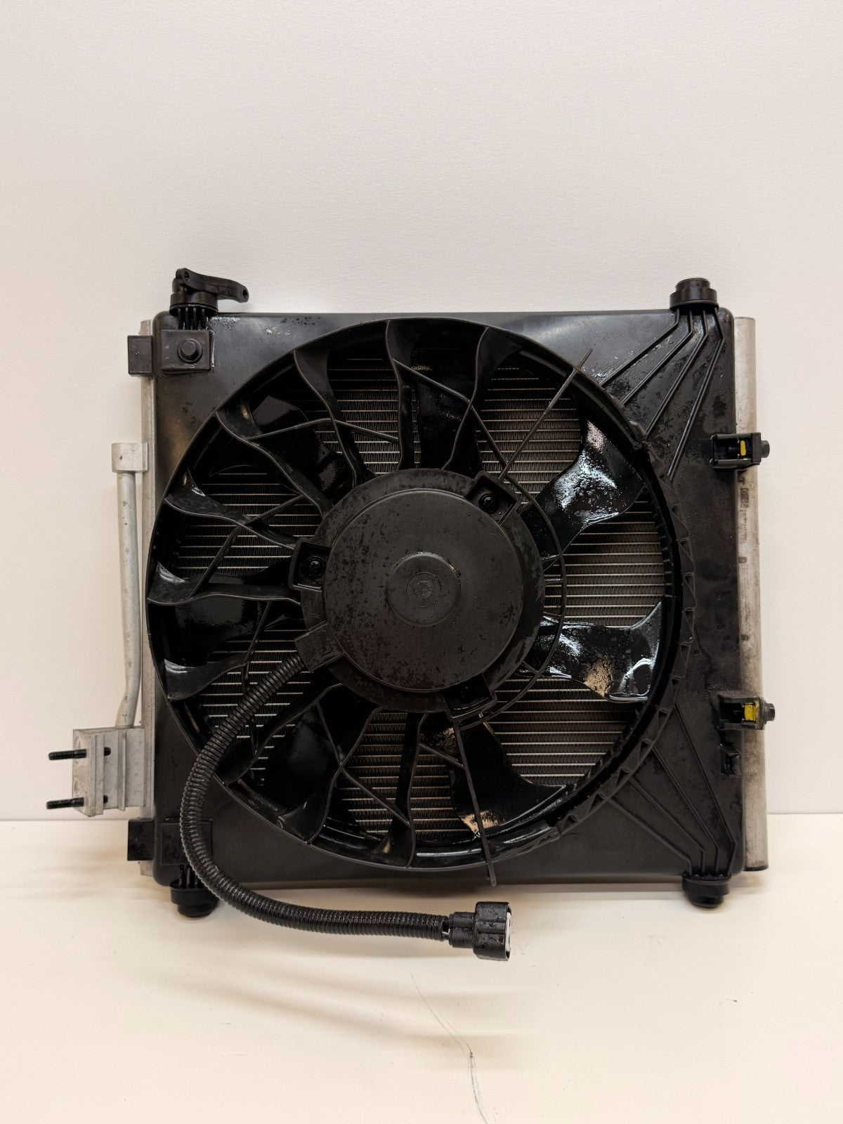 2012-2020 TESLA MODEL S RIGHT COOLING FAN SHROUD W/ CONDENCER 6008357-00-F