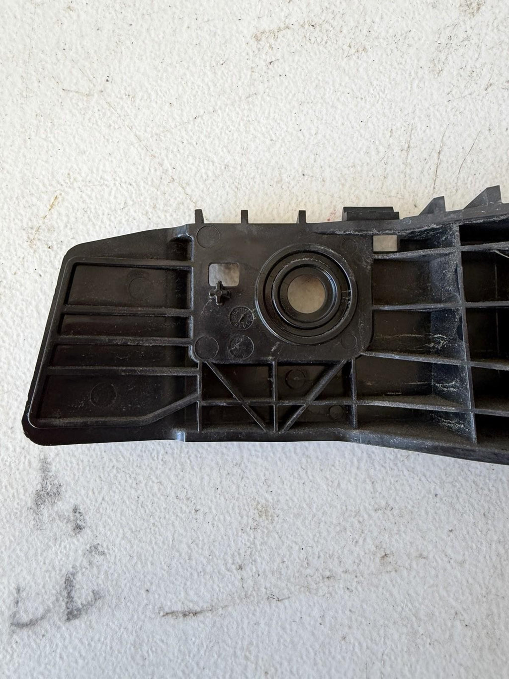 ♦️17–23 TESLA MODEL 3 REAR RIGHT SIDE TAILLIGHT BUMPER BRACKET OEM, 1083993-00-E
