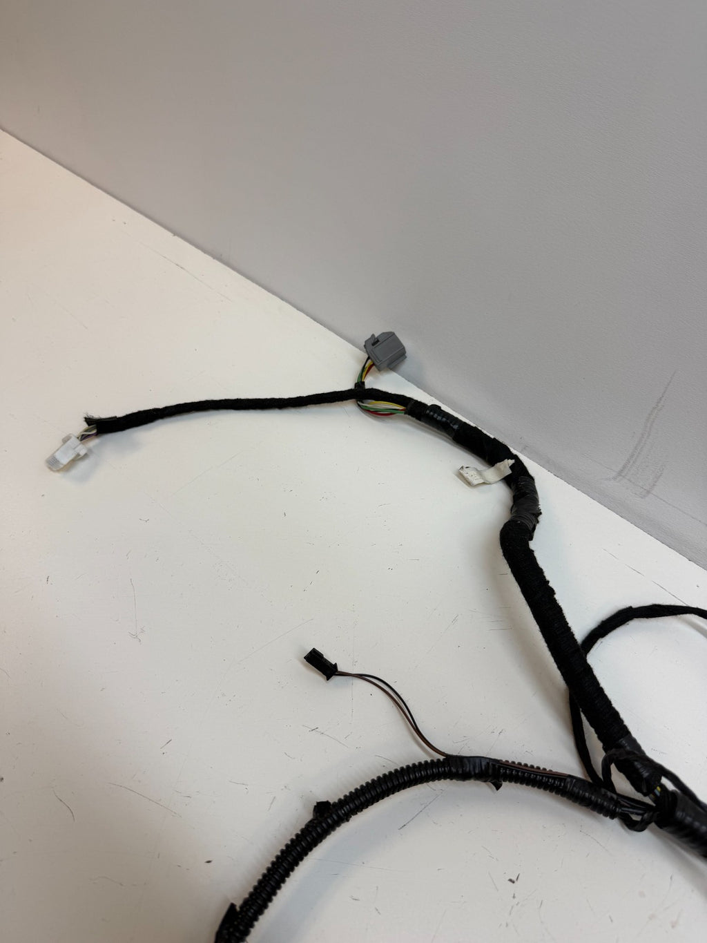 20-24 Tesla Model Y Rear Liftgate Trunk Wiring Harness & Connector 1616689-00-E