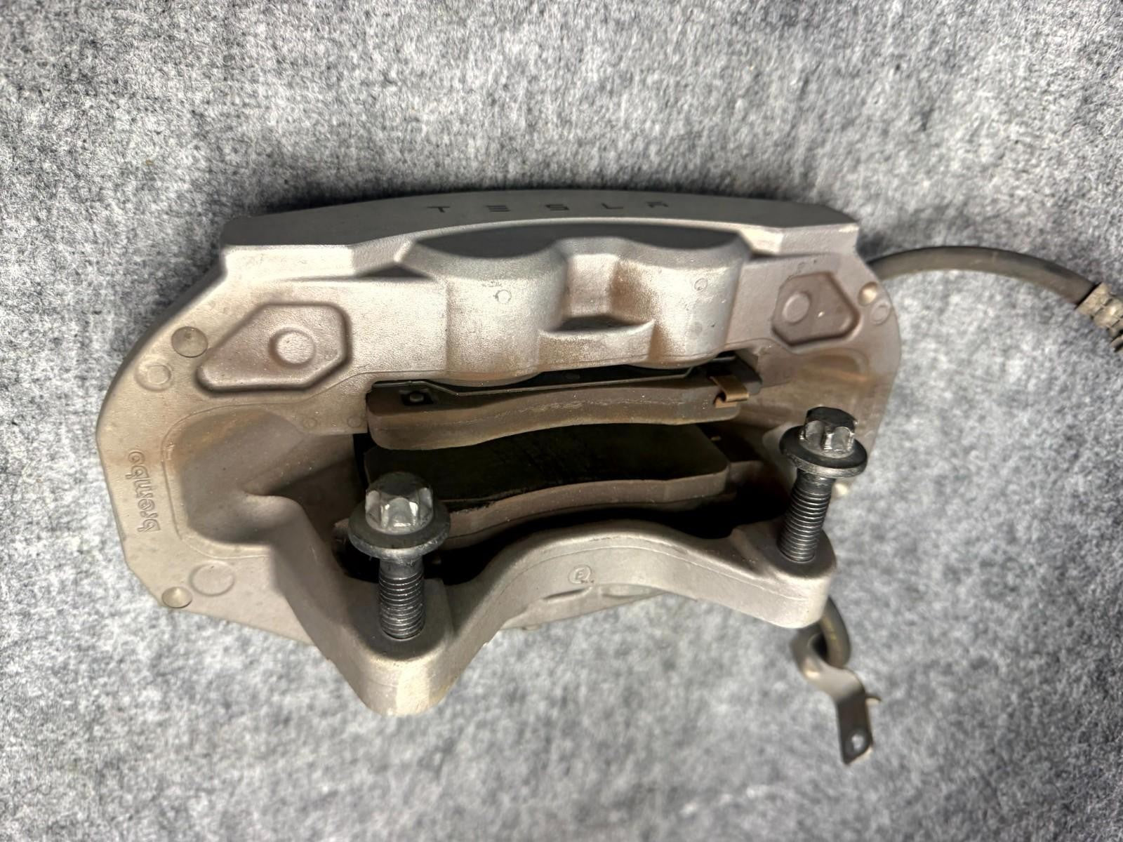 ♦️2017-2023 TESLA MODEL 3 FRONT RIGHT SIDE BRAKE CALLIPER OEM, 1044622-00-D