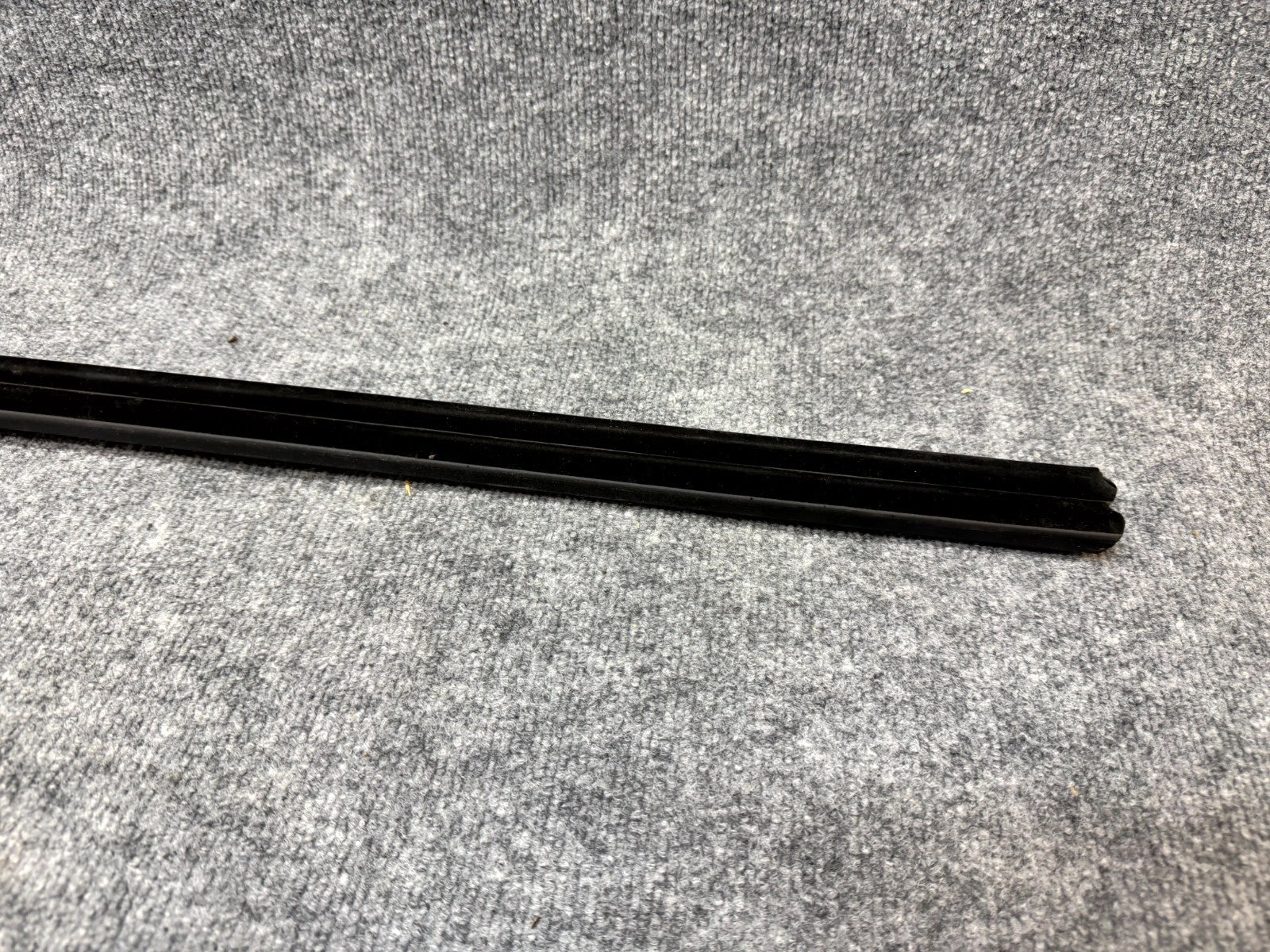 2020-2024 TESLA MODEL Y FRONT RIGHT DOOR WINDOW INNER BELT SEAL OEM, 150006300F