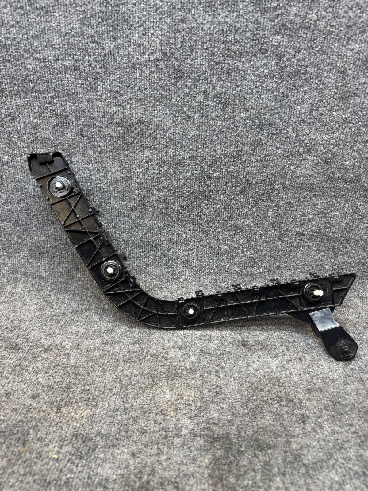 2020–2024 TESLA MODEL Y REAR LEFT SIDE BUMPER RETAINER BRACKET OEM, 1494036-00-A
