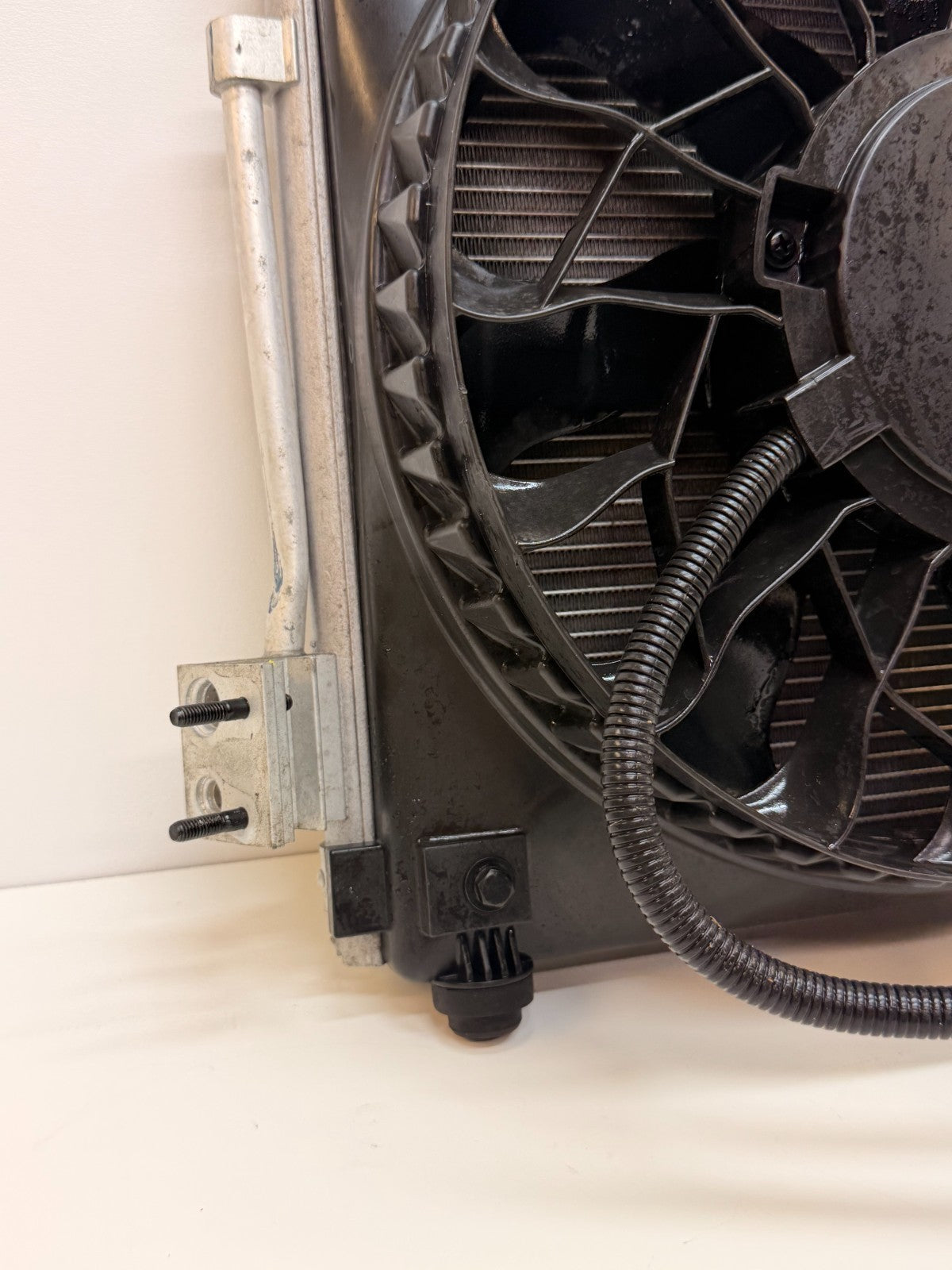 2012-2020 TESLA MODEL S RIGHT COOLING FAN SHROUD W/ CONDENCER 6008357-00-F
