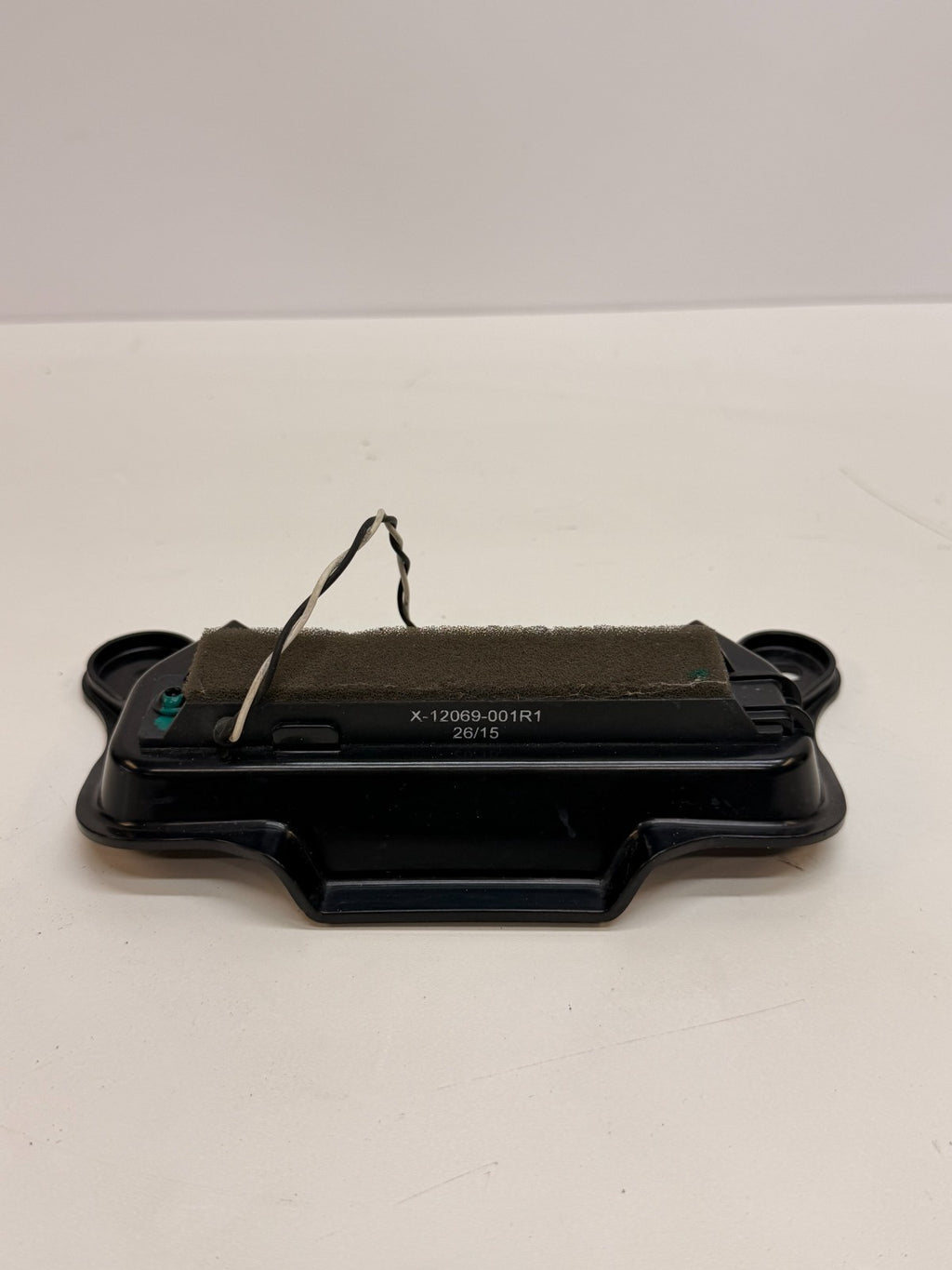 2012-2020 TESLA MODEL S REAR KEYLESS ENTRY ANTENNA CONTROL MODULE W/ BRACKET