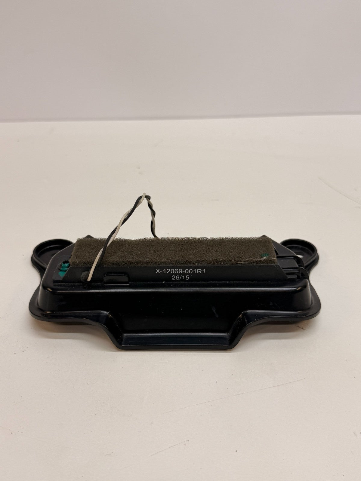 2012-2020 TESLA MODEL S REAR KEYLESS ENTRY ANTENNA CONTROL MODULE W/ BRACKET