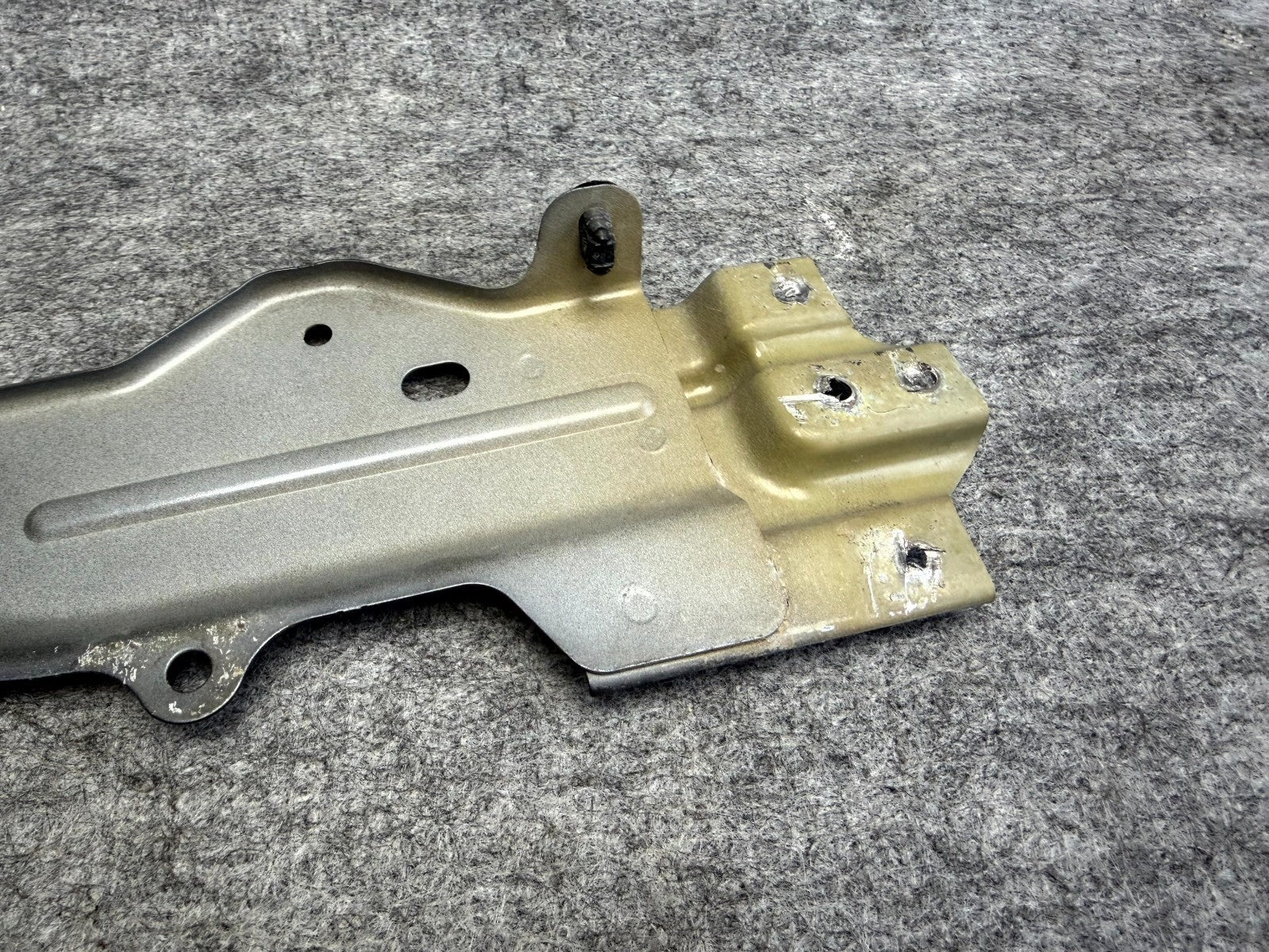 ♦️17-23 TESLA MODEL 3 FRONT LEFT SIDE FENDER SUPPORT BRACKET OEM, 1092304-00-B