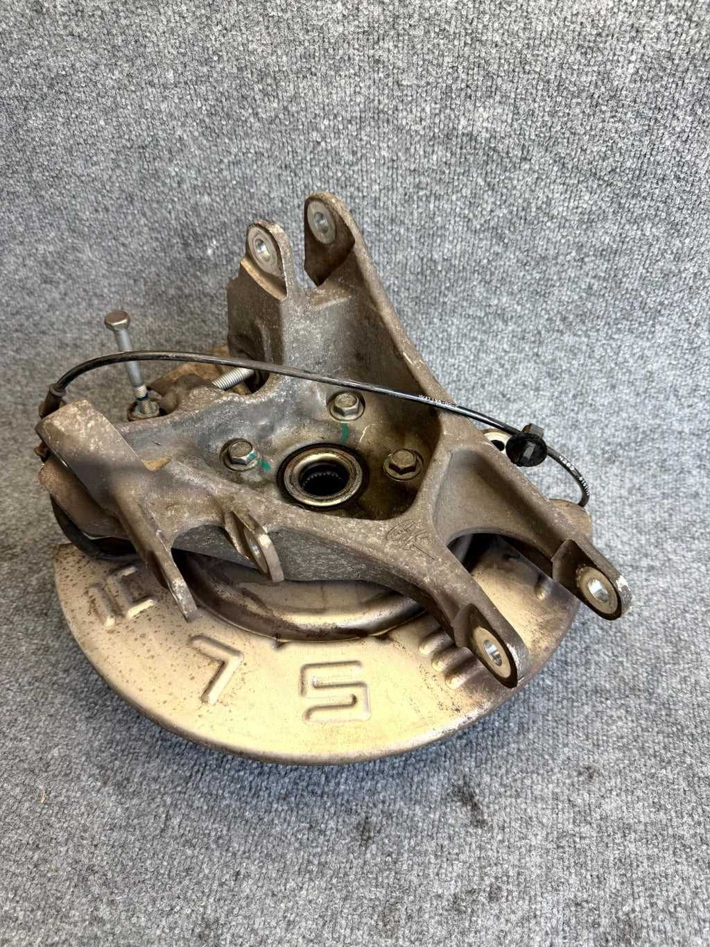 12–16 TESLA MODEL S REAR RIGHT SPINDLE KNUCKLE HUB W/ DUST SHIELD OEM, 600702400
