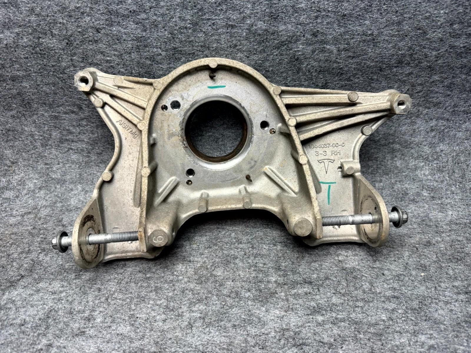 ♦️17 - 23 TESLA MODEL 3 FRONT RIGHT UPPER STRUT MOUNT BRACKET OEM, 1044037-00-C