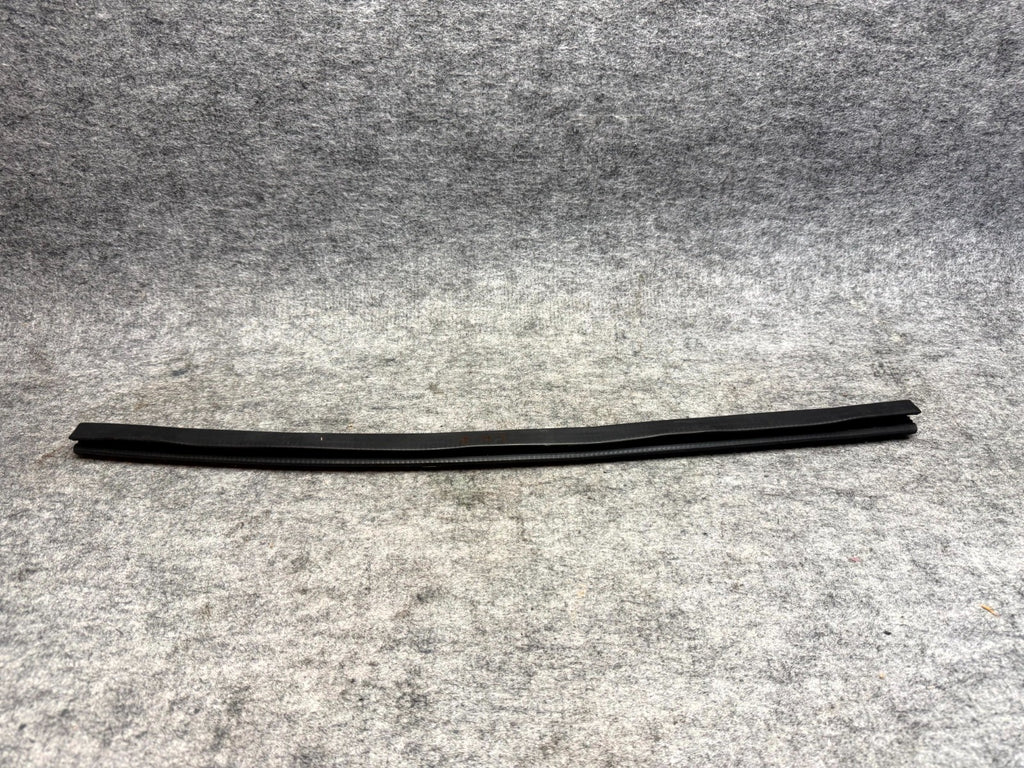 ♦️12-20 TESLA MODEL S REAR LEFT DOOR WINDOW WEATHERSTRIP SEAL OEM, 1038407-00-A