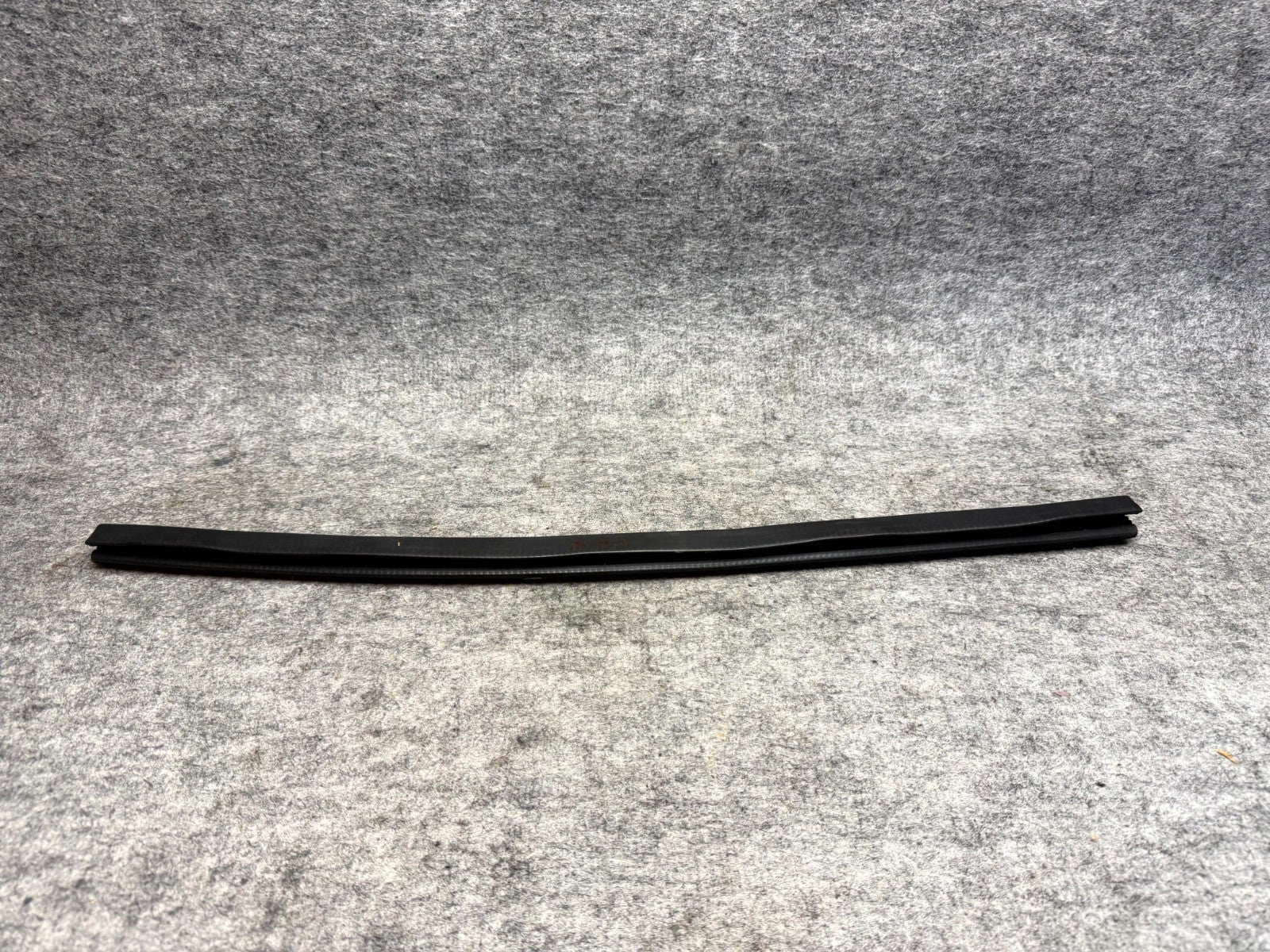♦️12-20 TESLA MODEL S REAR LEFT DOOR WINDOW WEATHERSTRIP SEAL OEM, 1038407-00-A