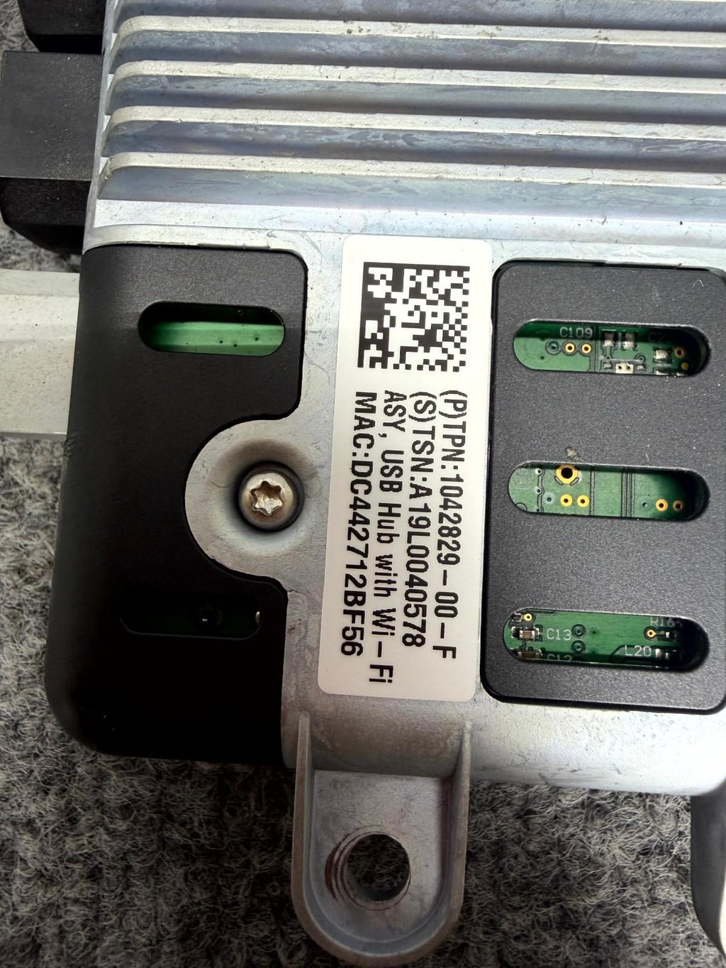 2016 - 2020 Tesla Model X Usb Hub W/ Wifi Control Module OEM, 1042829-00-F
