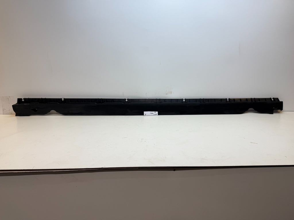 2020-24 TESLA MODEL Y RIGHT SIDE SKIRT ROCKER PANEL MOLDING CARRIER BRACKET
