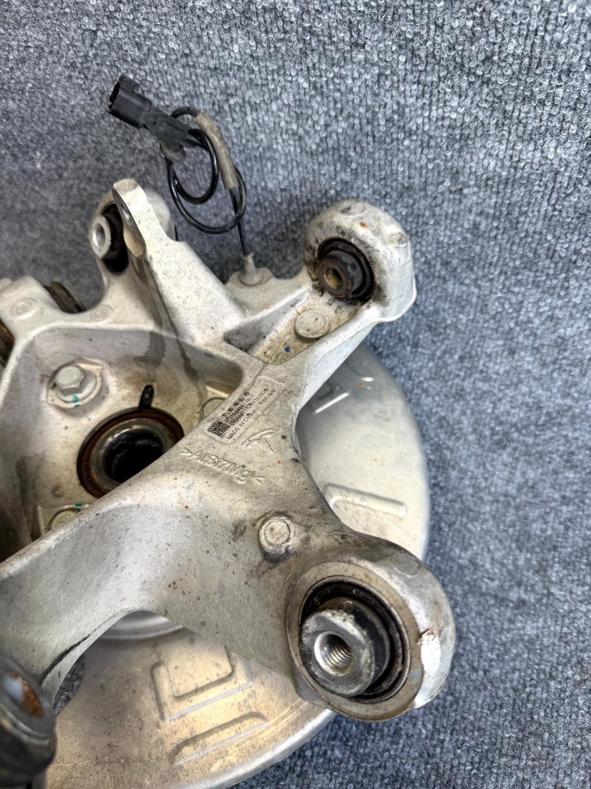 2017 – 2023 TESLA MODEL 3 REAR LEFT SUSPENSION KNUCKLE SPINDLE OEM, 1044411-00-F
