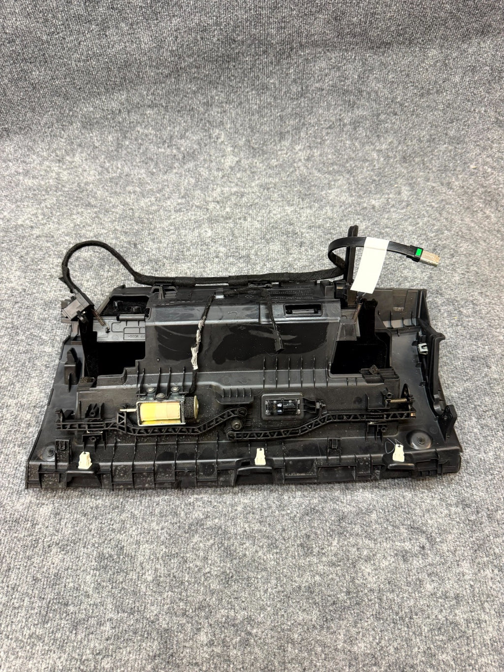 2020 - 2024 TESLA MODEL Y DASH GLOVE BOX COMPARTMENT STORAGE OEM, 1083331-00-A