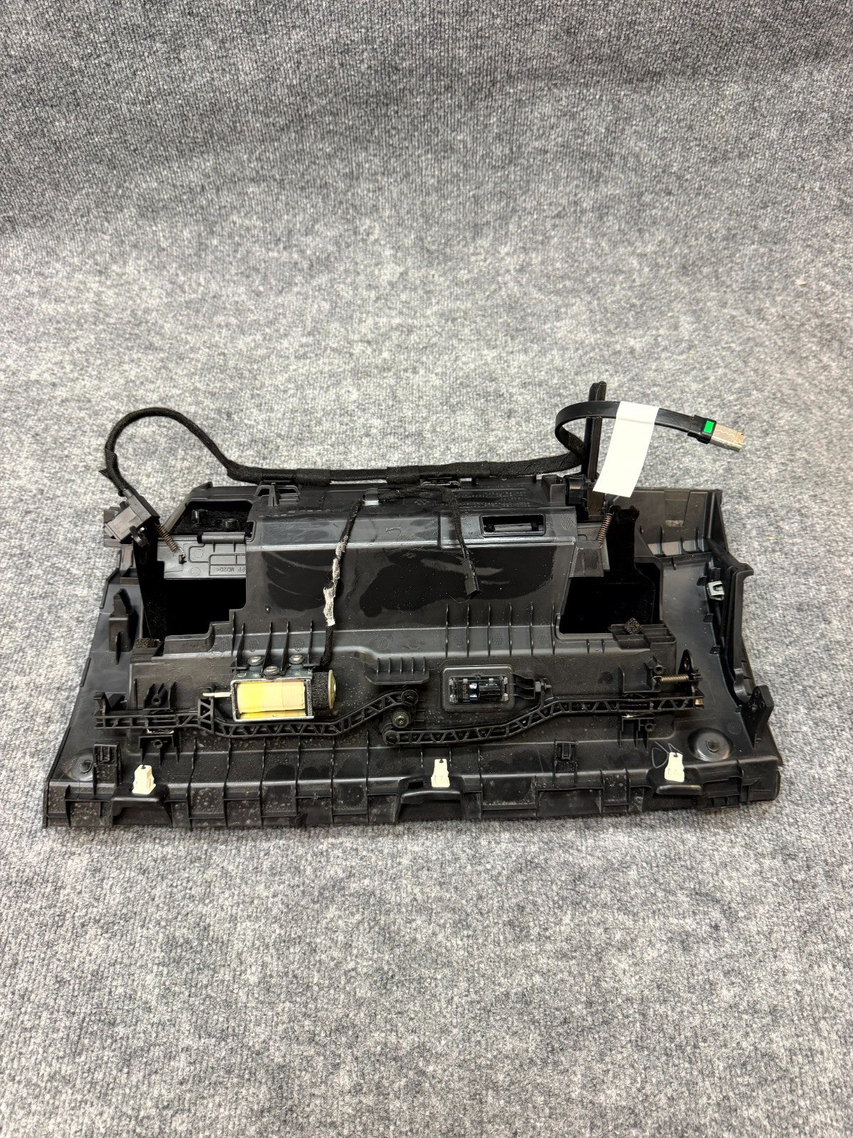 2020 - 2024 TESLA MODEL Y DASH GLOVE BOX COMPARTMENT STORAGE OEM, 1083331-00-A