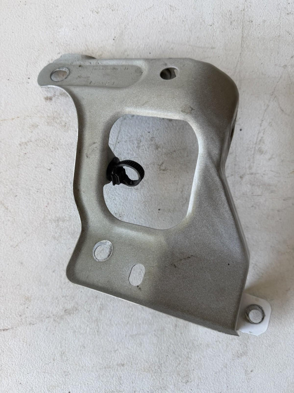 ♦️17-23 TESLA MODEL 3 UPPER RIGHT SIDE FENDER SUPPORT BRACKET OEM, 1086016-00-D