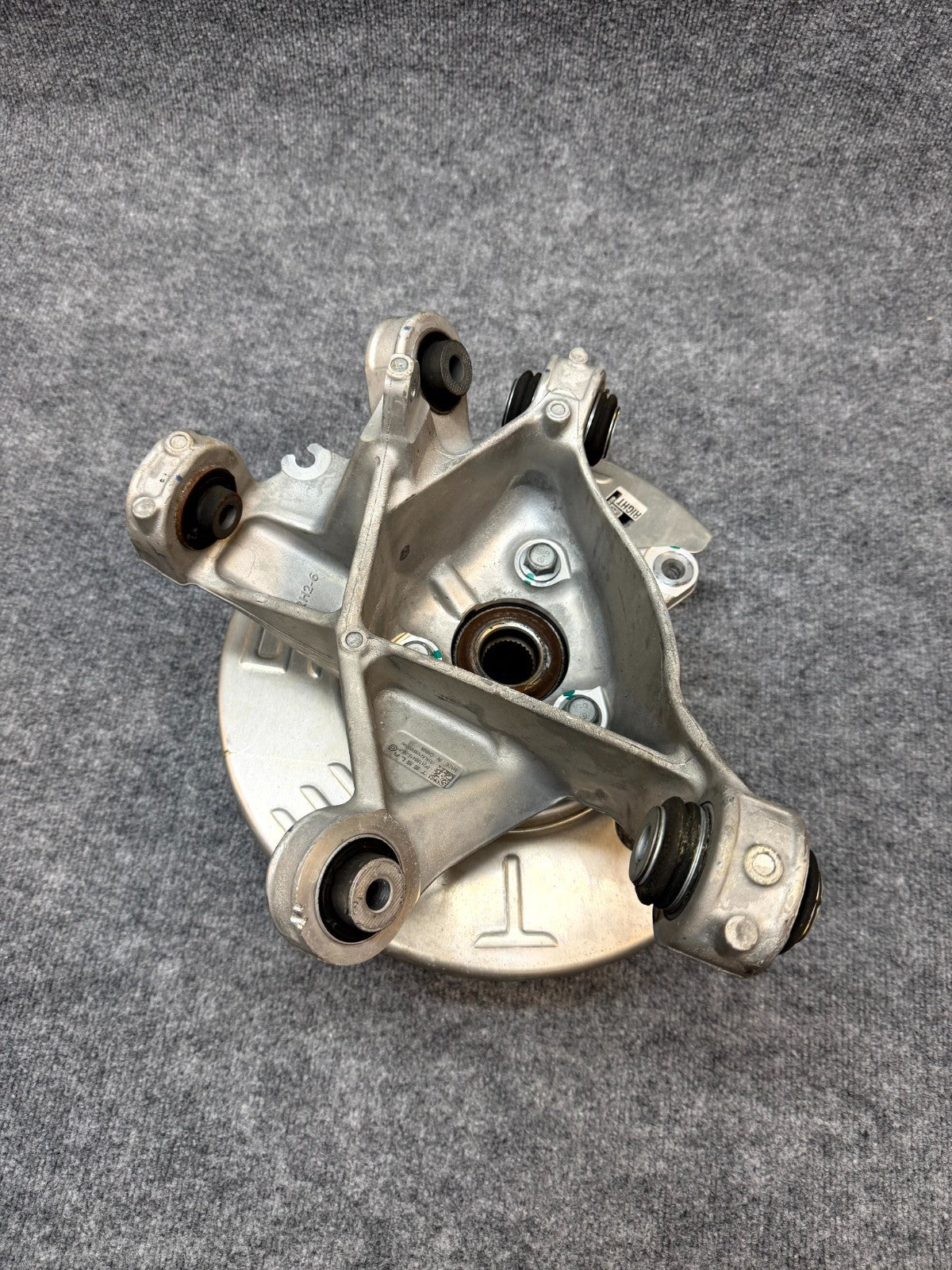 2020-2024 TESLA MODEL Y REAR RIGHT SPINDLE KNUCKLE HUB & SHIELD OEM,1188416-00-F