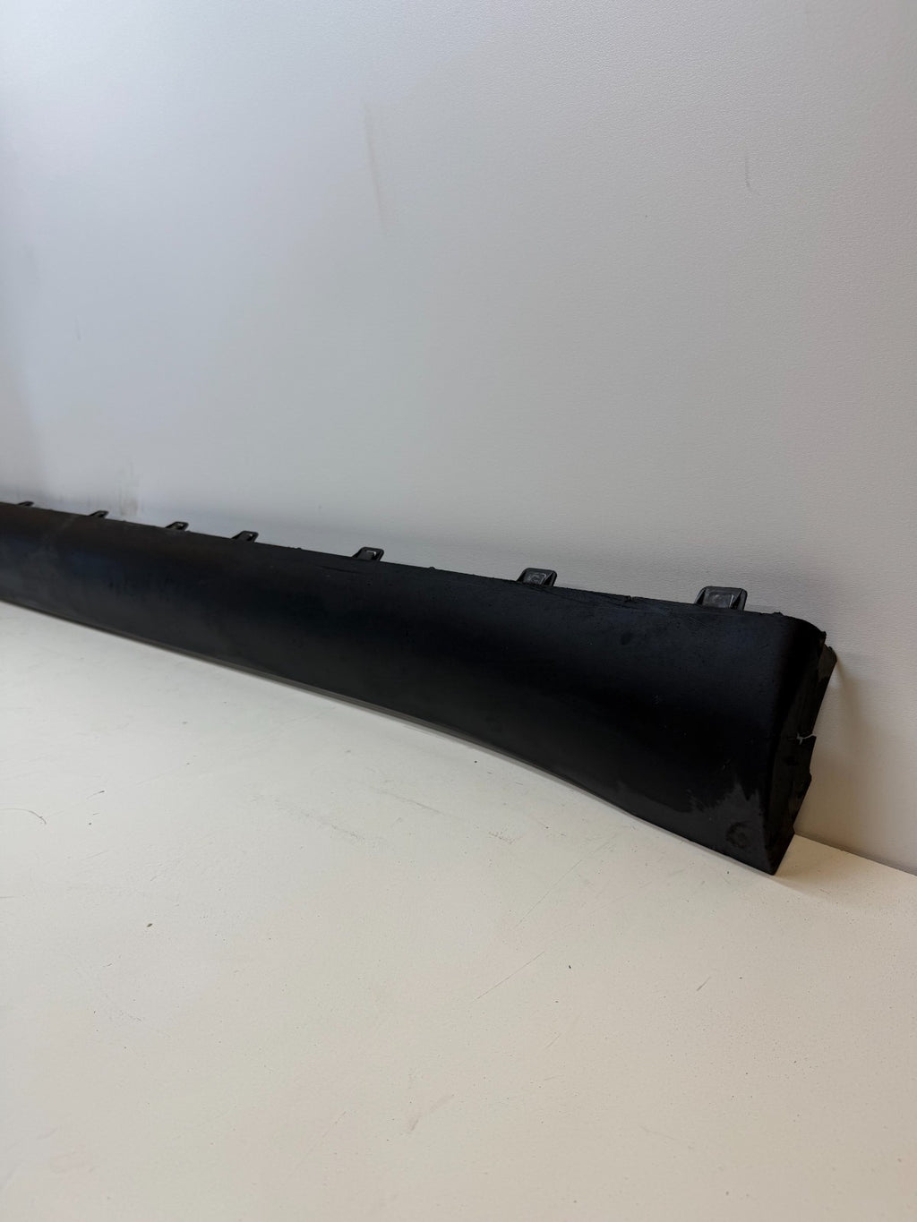 20-24 Tesla Model Y Left Door Side Skirt Molding Rocker Cover 1497740-00-B