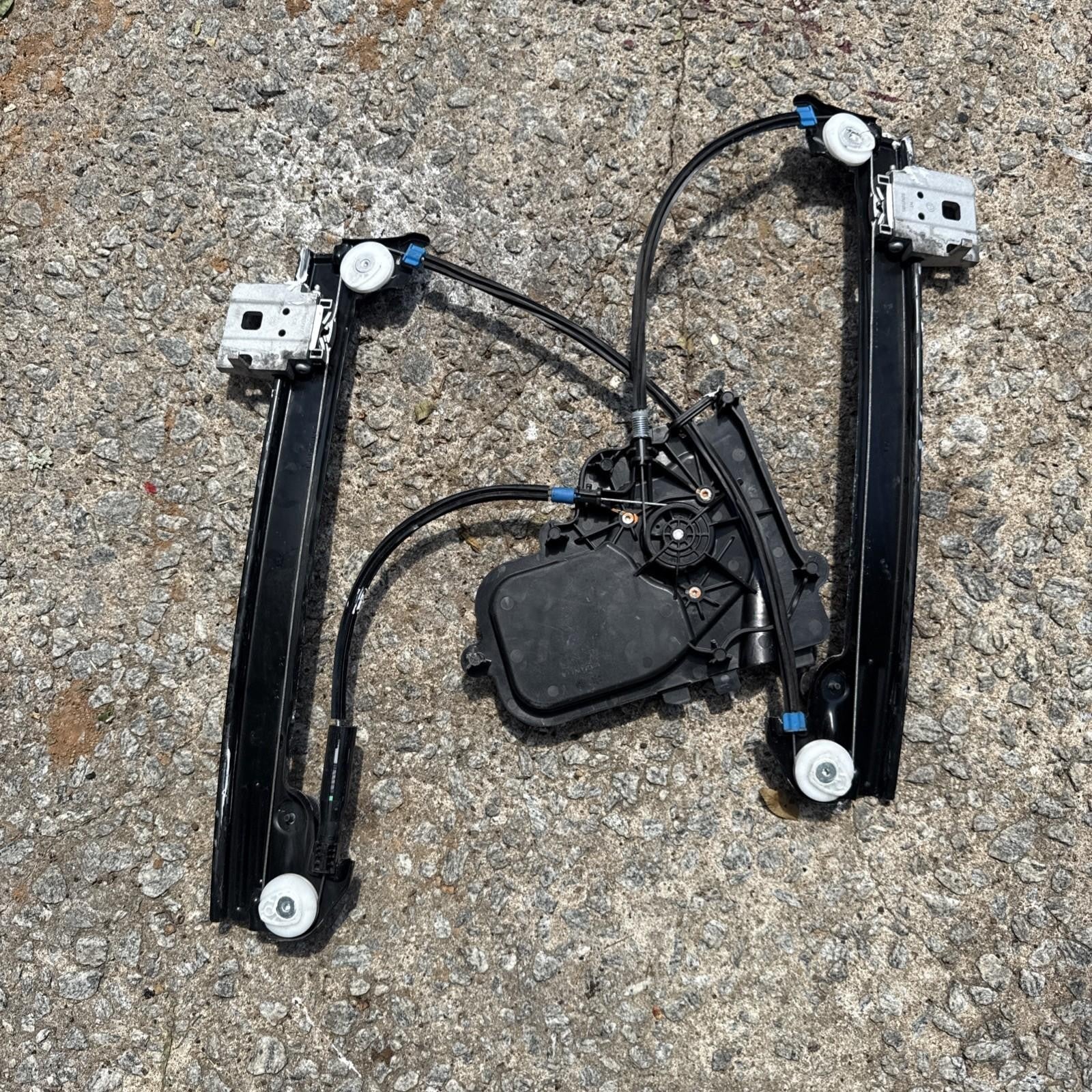 ♦️17-23 TESLA MODEL 3 FRONT LEFT DOOR WINDOW REGULATOR W/ MOTOR OEM 1096620-20-J