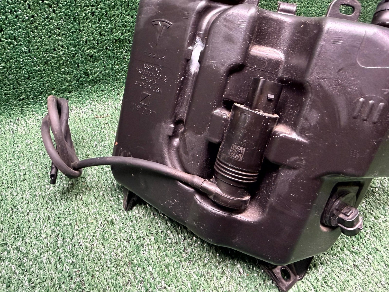 ♦️2020-2024 TESLA MODEL Y WINDSHIELD WASHER FLUID RESERVOIR OEM, 1490400-00-B