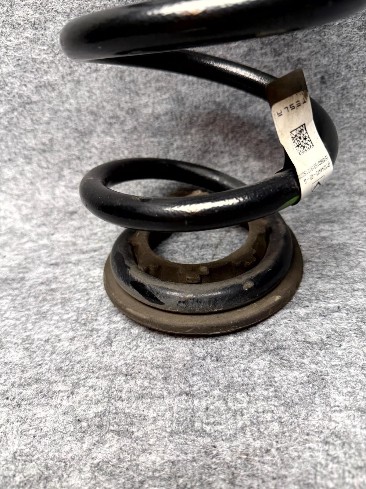 ♦️2017 - 2023 TESLA MODEL 3 REAR LEFT & RIGHT COIL SPRING OEM, 1044472-00-G