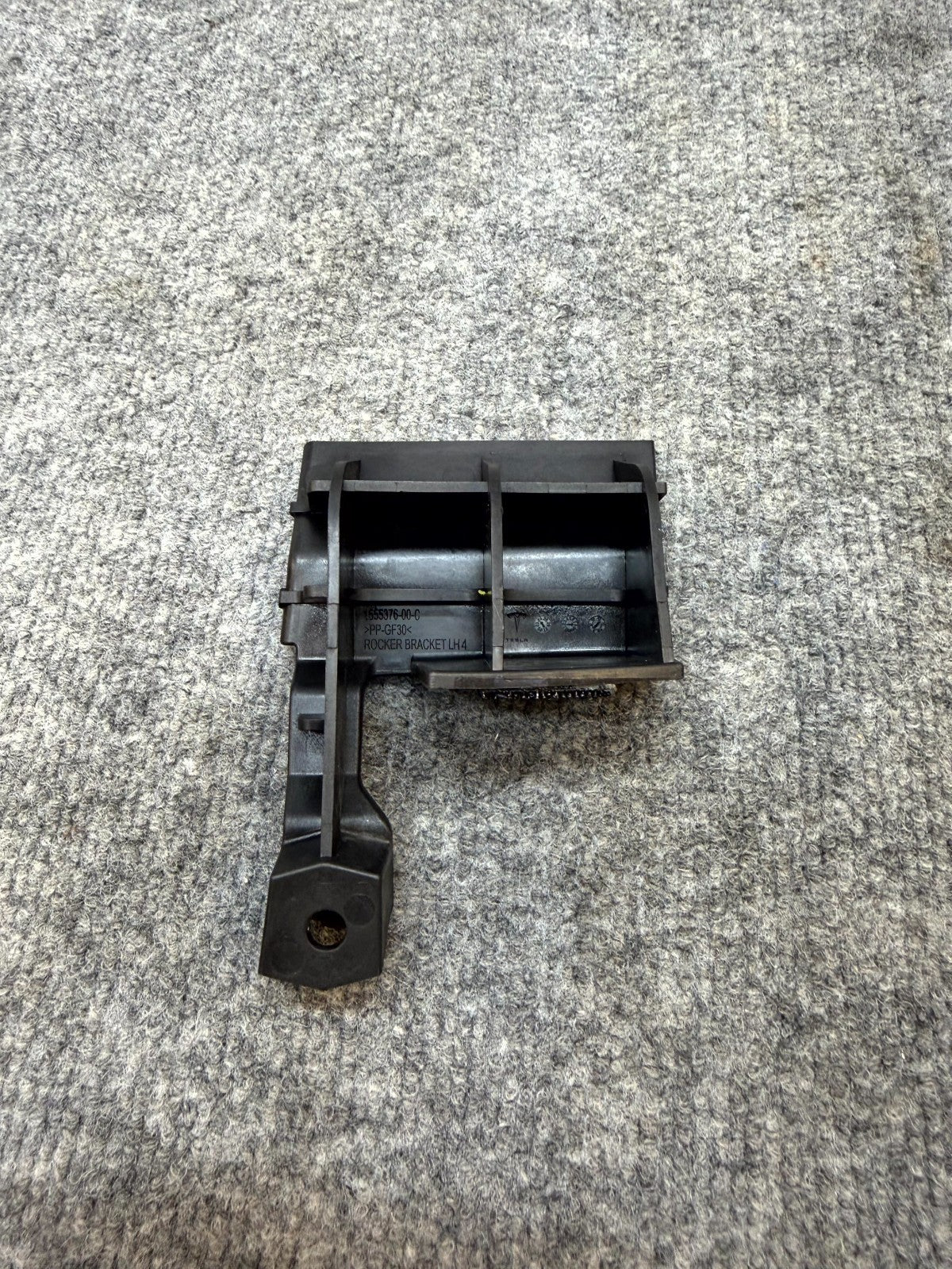 2020 - 2024 TESLA MODEL Y LEFT SIDE ROCKER PANEL BRACKET CLIP OEM, 1555376-00-C