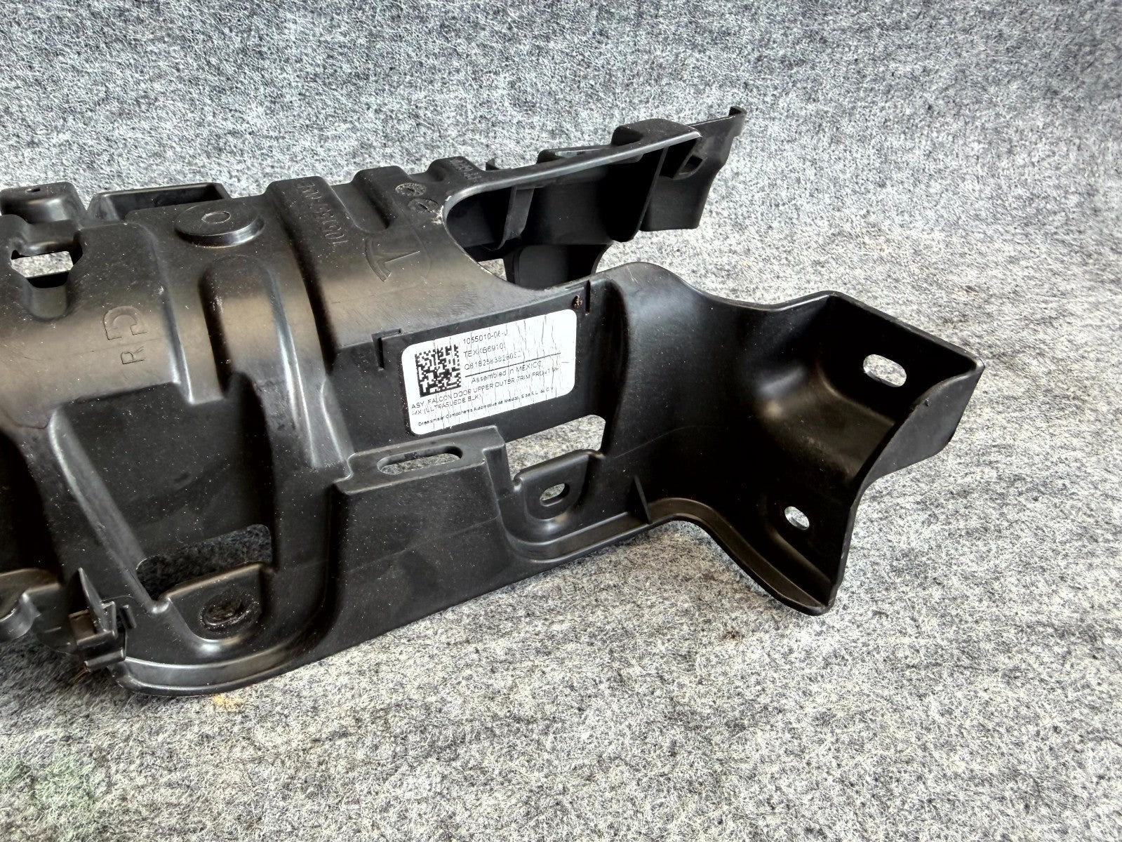 ♦️16-20 TESLA MODEL X FRONT RIGHT SIDE FALCON DOOR TRIM COVER OEM, 1055010-06-J