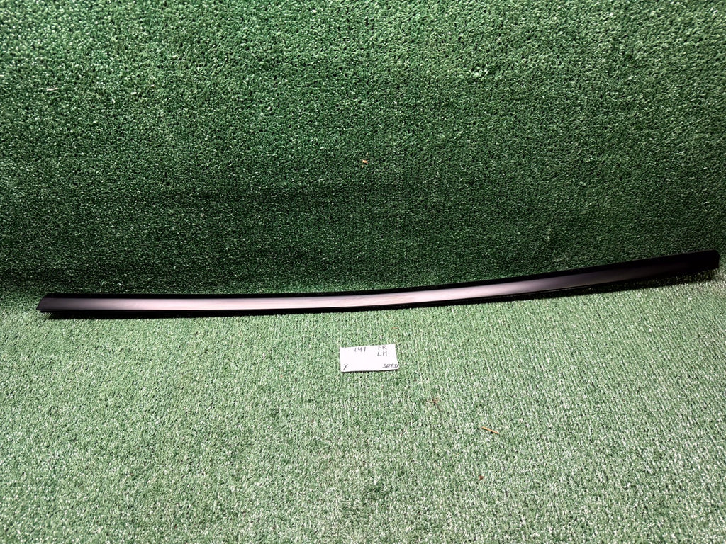 ♦️2020 – 2024 TESLA MODEL Y FRONT LEFT DOOR WINDOW BELT MOLDING OEM 1621166-00-B