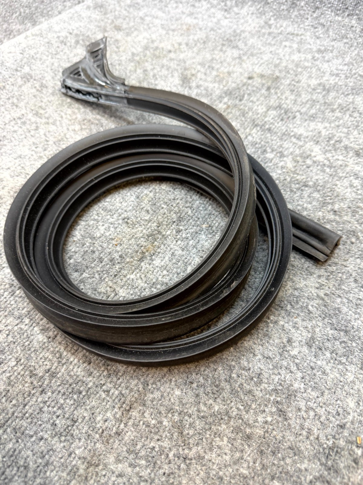 2020-2024 TESLA MODEL Y FRONT LEFT SIDE BODY HEADER RUBBER SEAL OEM,1497677-00-C
