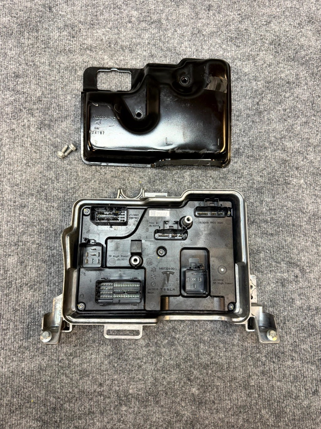 2020-2024 TESLA MODEL Y FRONT BODY COMPUTER CONTROL MODULE COVER OEM, 1497327-00