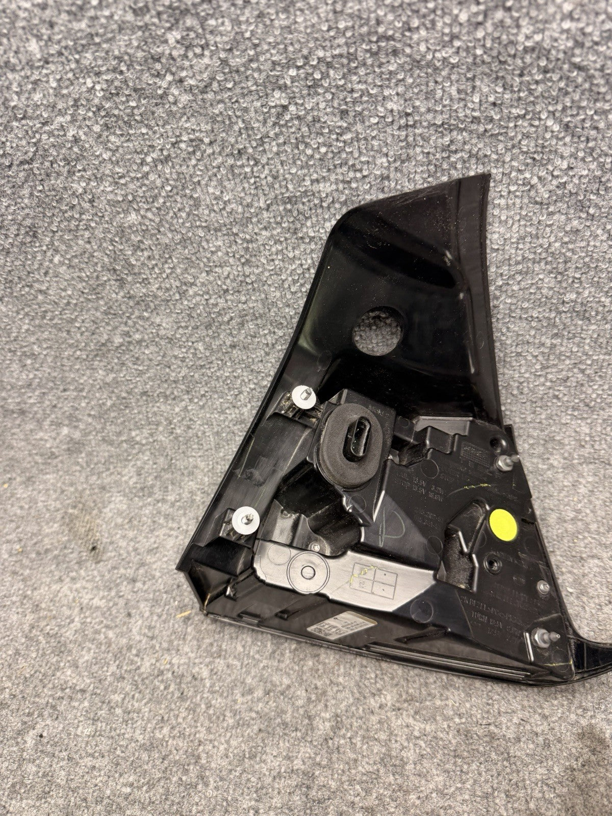 2020 - 2024 TESLA MODEL Y REAR LEFT DRIVER OUTER TAIL LIGHT OEM 1502086-00-D