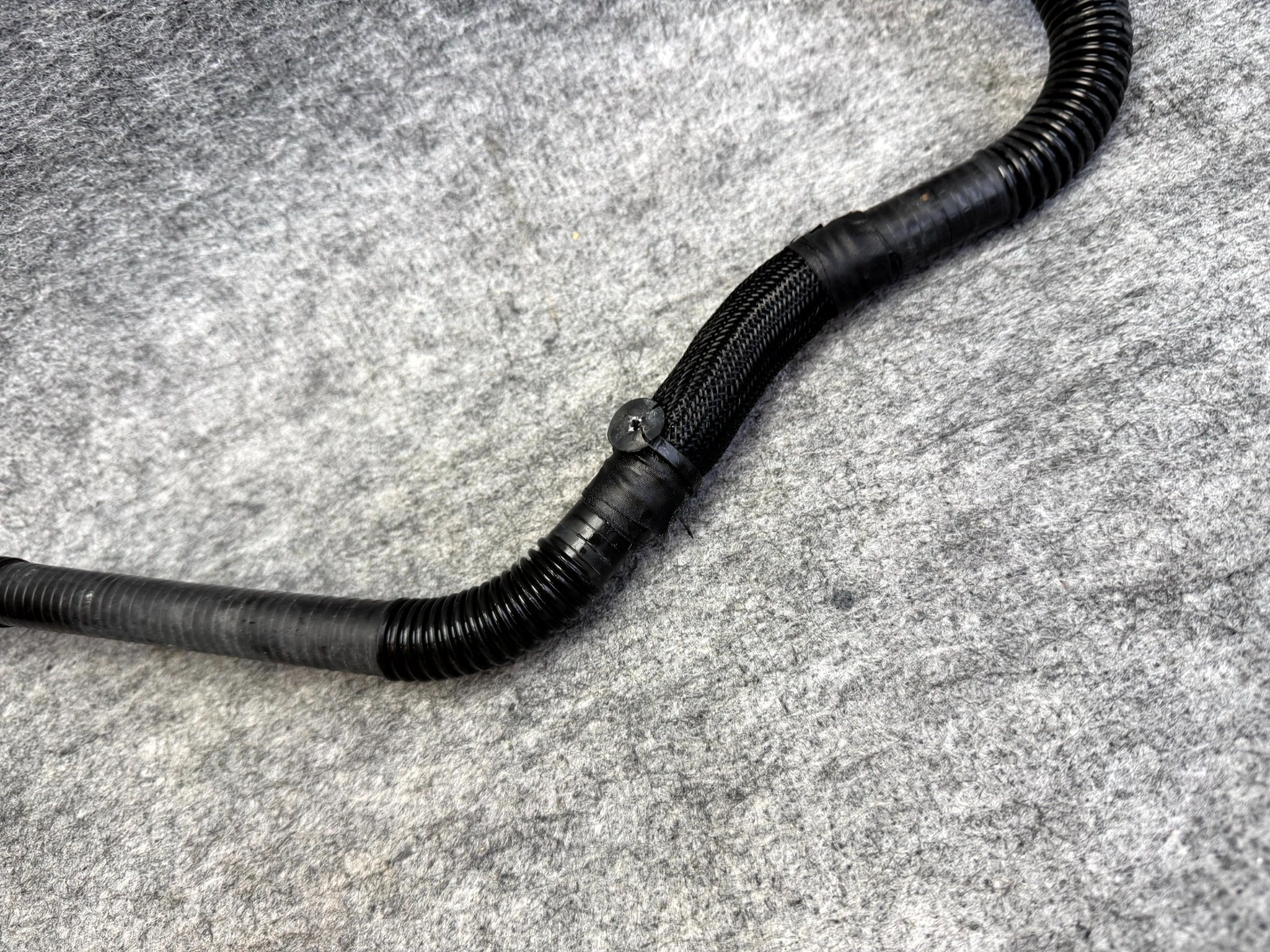 ♦️17-23 TESLA MODEL 3 FRONT RADIATOR WATER COOLANT OUTLET HOSE OEM, 1077603-00-F