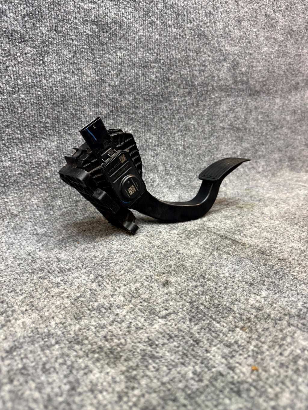 2017 - 2023 TESLA MODEL 3 ELECTRIC ACCELERATOR GAS PEDAL OEM, 1044695-00-A