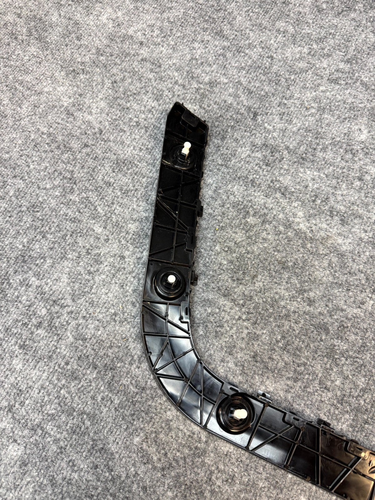 2020-2024 TESLA MODEL Y REAR LEFT SIDE BUMPER RETAINER BRACKET OEM, 1494036-00-A