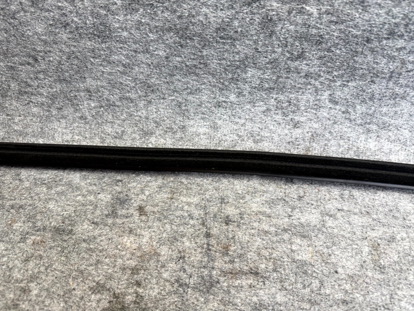 ♦️12-20 TESLA MODEL S FRONT RIGHT SIDE DOOR WINDOW MOLDING TRIM OEM 1038394-00-A