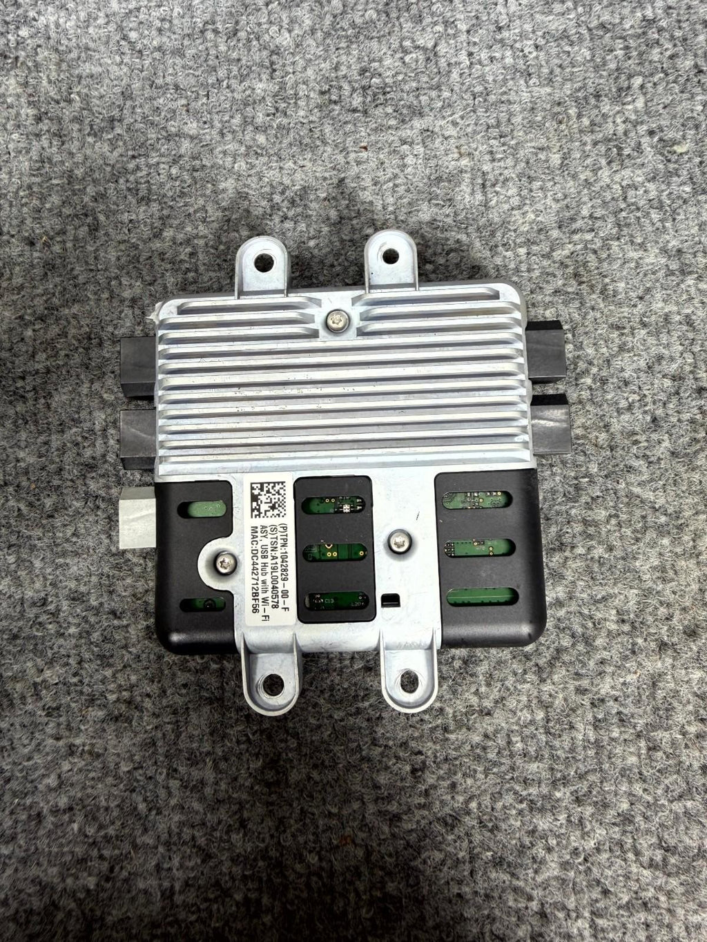 2016 - 2020 Tesla Model X Usb Hub W/ Wifi Control Module OEM, 1042829-00-F